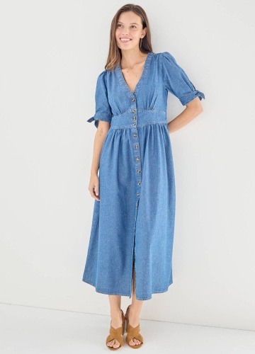 Dlhé rozšírené šaty z denimu na gombíky