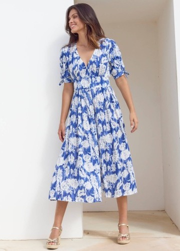 Dlouhé rozšířené šaty s rukávy k loktům, kreponové s potiskem