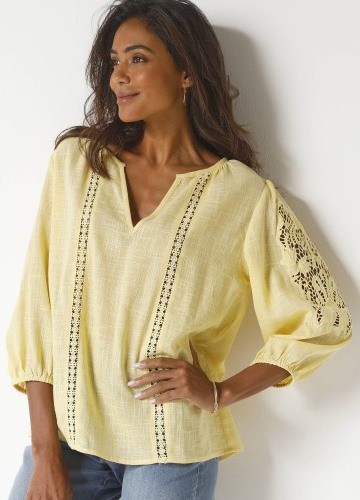 Jednobarevná halenka s macramé a ažurovou výšivkou