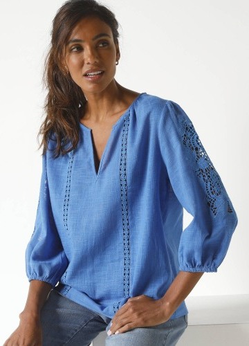 Jednobarevná halenka s macramé a ažurovou výšivkou