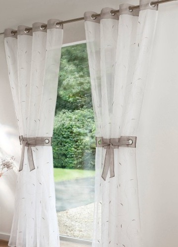 Voálová záclona s výšivkou lístkov