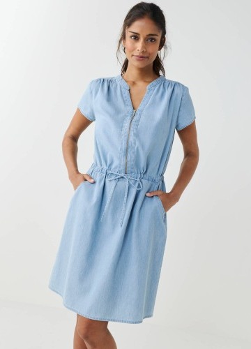 Krátké šaty se zipem ve výstřihu a krátkými rukávy, z lehkého denimu