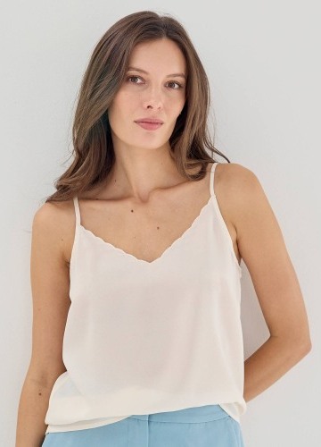 Jednofarebný top s výstrihom do V