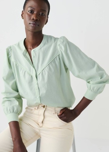 Jednofarebná blúzka na gombíky