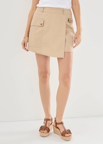 Sukňové šortky s kapsou a sponou