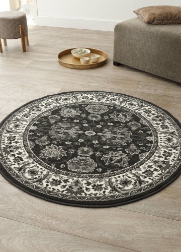Okrúhly koberec s perzským vzorom