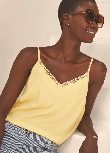 Top s macramé výstrihom do V