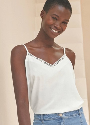 Top s macramé výstrihom do V