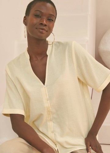 Jednofarebná blúzka s krátkymi rukávmi a tuniským výstrihom