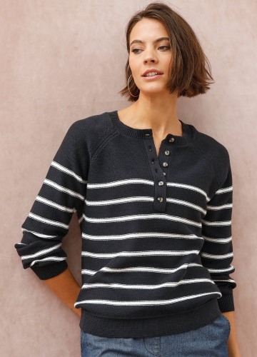 Pruhovaný pulóver s výstrihom na gombíky