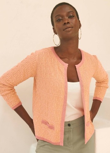 Krátky kardigan s plastickým vzorom