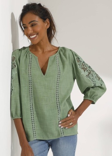 Jednobarevná halenka s macramé a ažurovou výšivkou