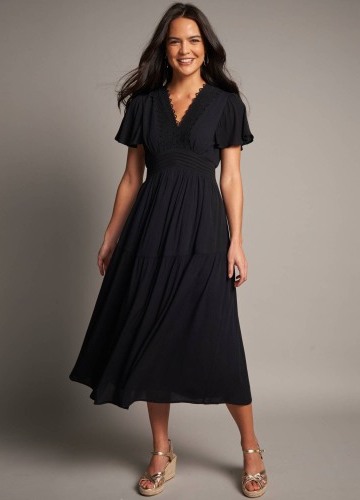 Rozšírené krepónové dlhé šaty s macramé