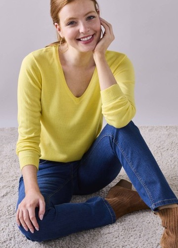 Pulovr s mírně zakulaceným výstřihem do V