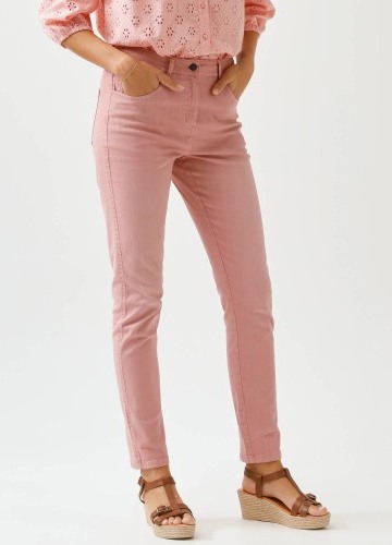 Úzke nohavice s vysokým pásom pre strednú postavu