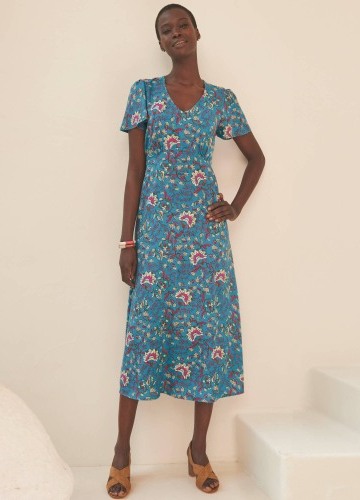 Dlhé šaty s výstrihom do V a potlačou