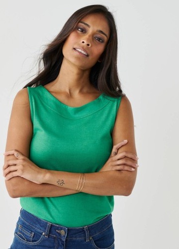 Jednofarebný top s lodičkovým výstrihom