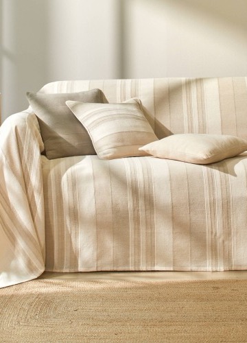 Pruhovaná ručne tkaná bavlnená prikrývka alebo obliečka na vankúš