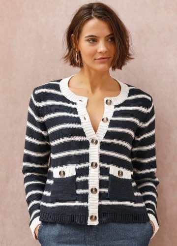 Pruhovaný sveter s vreckami