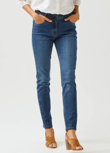 Úzke džínsy s vysokým pásom pre nižšiu postavu