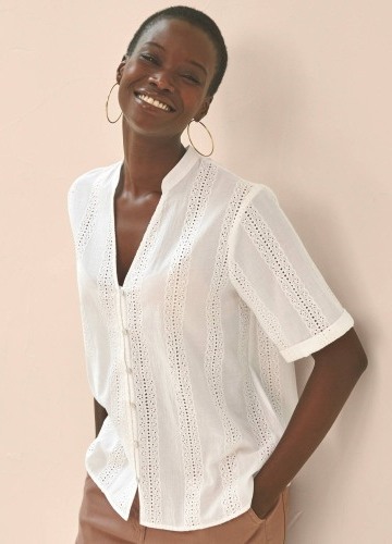 Blúzka s madeirou, krátkymi rukávmi a tuniským výstrihom