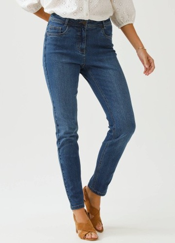 Úzke džínsy s vysokým pásom pre strednú postavu