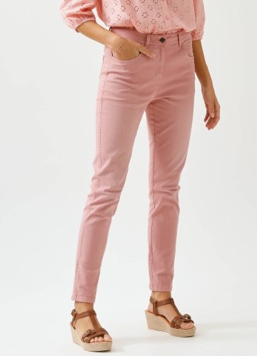 Úzké kalhoty s vysokým pasem, malá výška postavy