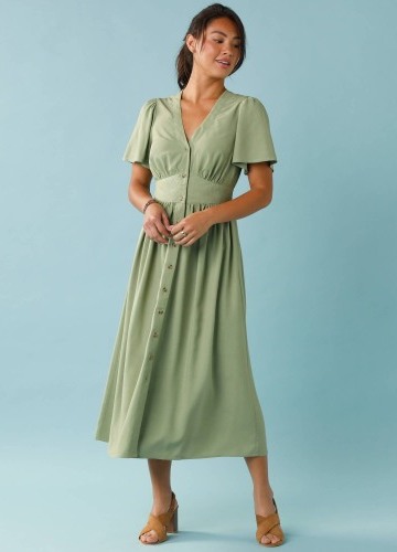 Dlhé jednofarebné šaty s gombíkmi pre nižšiu postavu