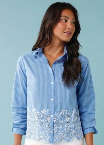 Pruhovaná blúzka s madeirovou výšivkou, pre nižšiu postavu