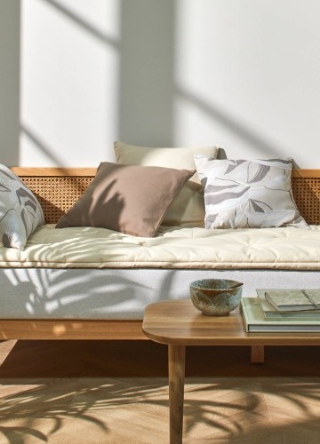 Dlouhý jednobarevný polštář na pohovku