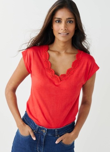 Jednofarebné tričko s výstrihom do V a macramé lemom