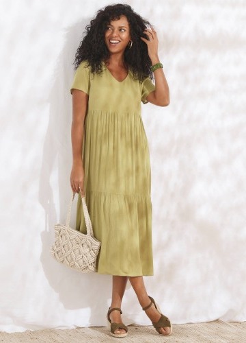 Krepónové jednofarebné midi šaty s výstrihom do V