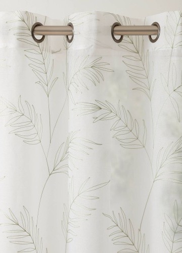 Voálová záclona s výšivkou listů a zakončením očky