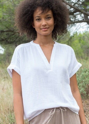 Mušelínová jednofarebná blúzka s tuniským výstrihom