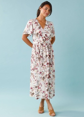 Dlhé šaty s potlačou a gombíkmi pre nižšiu postavu