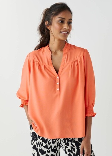 Jednofarebná blúzka s výstrihom na gombíky