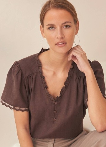 Blúzka s volánikmi a krátkymi rukávmi