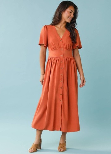 Dlhé jednofarebné šaty s gombíkmi pre nižšiu postavu