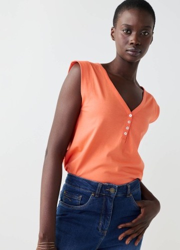 Top s výstřihem do V a madeirou