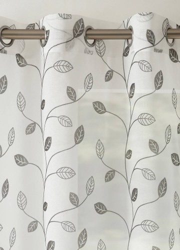 Voálová záclona s motivem listů a zakončením očky