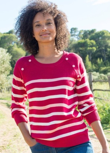 Pruhovaný pulóver s ozdobnými gombíkmi