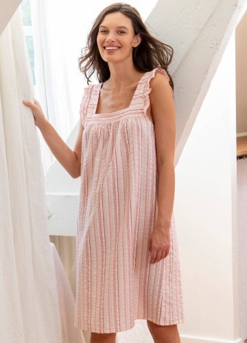 Pruhovaná noční košilka s volánky, z materiálu seersucker
