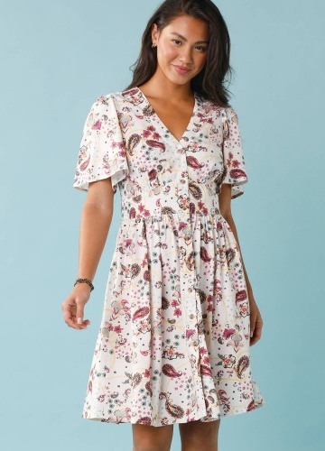 Krátke šaty s potlačou a gombíkmi pre nižšiu postavu