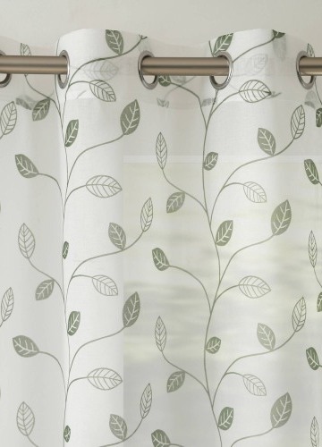 Voálová záclona s motivem listů a zakončením očky