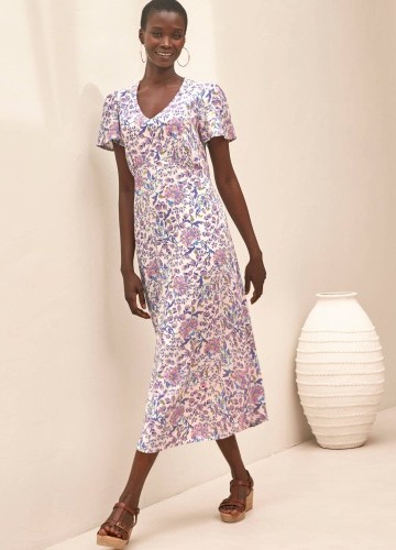 Dlhé šaty s výstrihom do V a potlačou