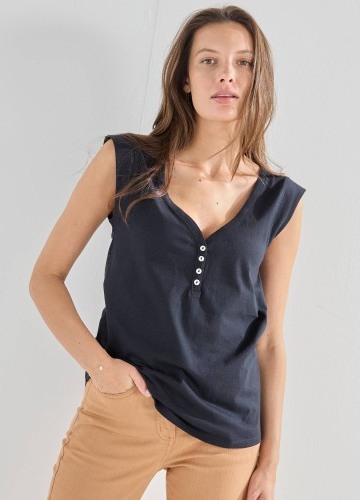 Top s výstřihem do V a madeirou