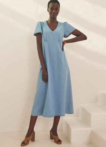 Midi džínsové šaty s rozšírenými
rukávmi