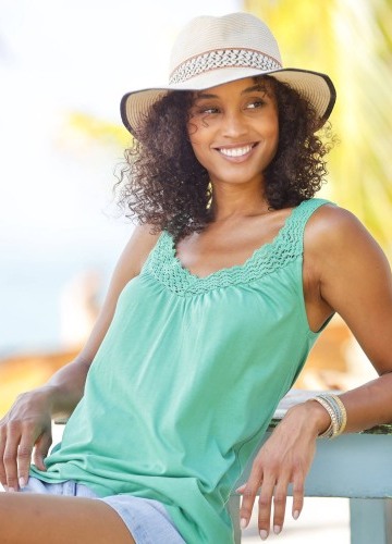 Top s macramé výstřihem a ramínky