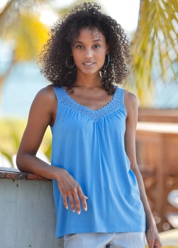 Top s macramé výstrihom a ramienkami