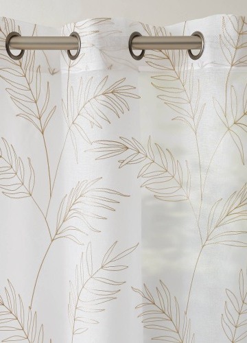 Voálová záclona s výšivkou listů a zakončením očky